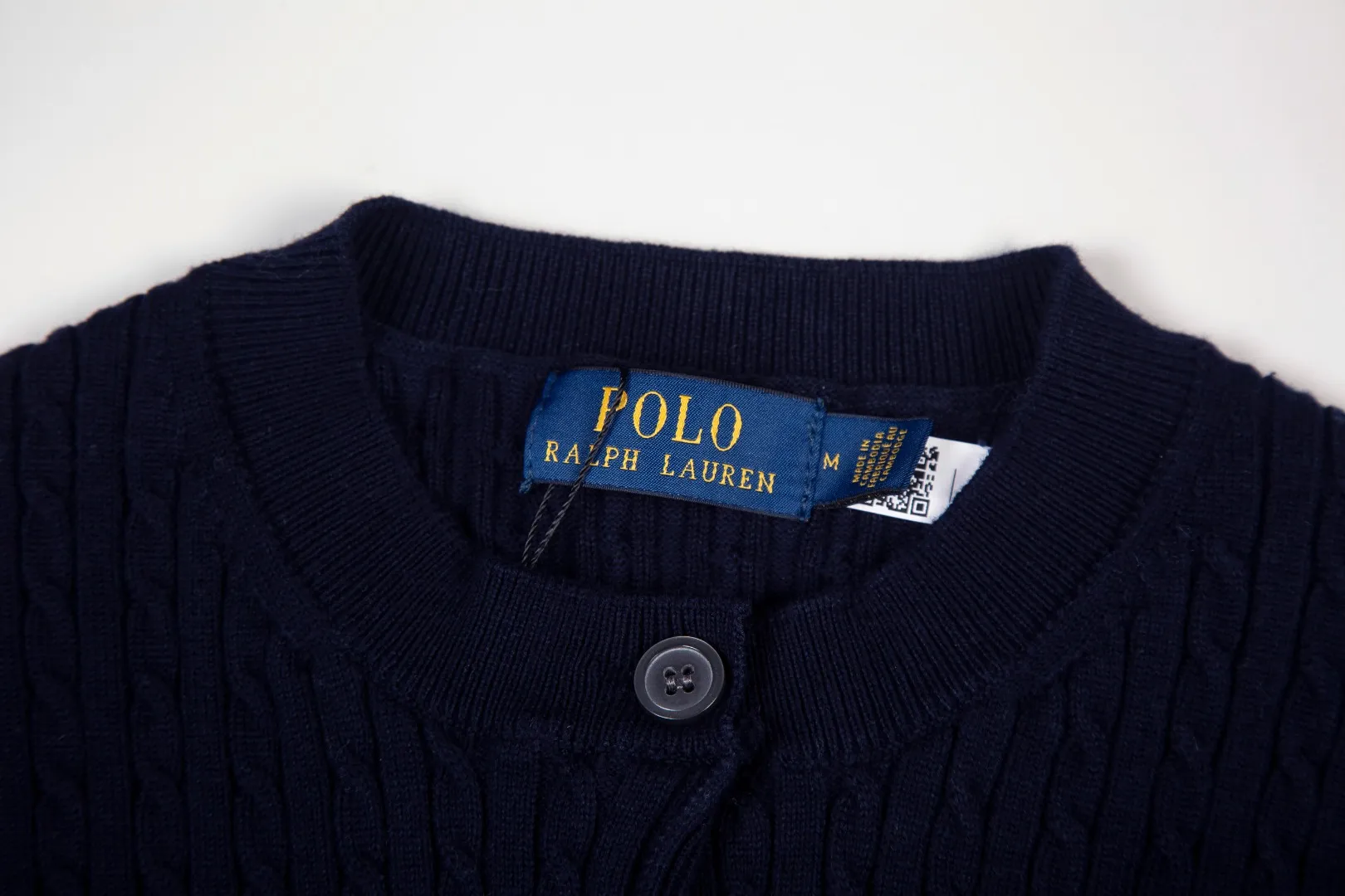 P196 White background picture [Evergreen for all seasons] Style number: 25123# Color: black/navy blue/almond/white Size: S-XL - Ralph Lauren/Ralph Lauren 2025FW Zhao Lusi's same solid color logo knitted versatile fine twist knitted buttoned long-sleeved cardigan - RL's classic fine twist cardigan 21S quality cotton yarn A cardigan that can be worn in all seasons Can be matched inside or outside Simple and clean basic color matching The upper body is clean and flawless. The comfort brought by imported cotton yarn is soft. An item that cannot be rejected.